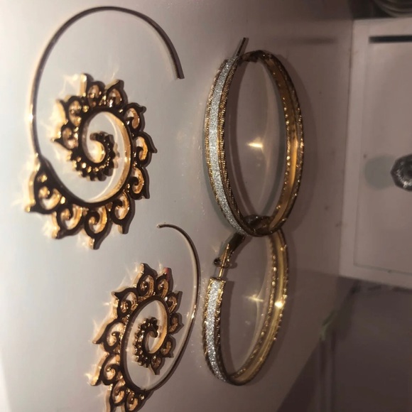 JEWELRY (BRACELETS, EARRINGS, PINS) - Picture 1 of 7